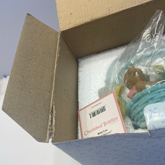 NEW! Cherished Teddies, Betty Lou, Special Delivery - Picture 12 of 16